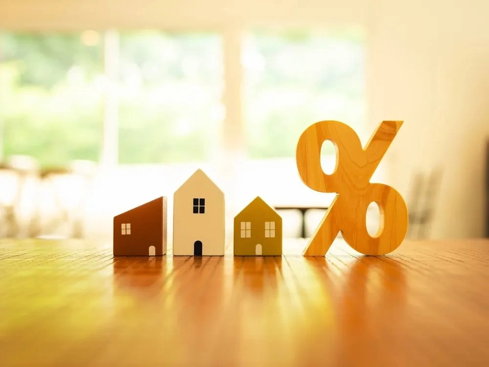 UK Mortgage Rates Edge Down as Lenders Compete for Buyers first image